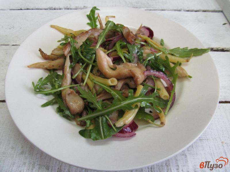Фото приготовление рецепта: Теплый салат рукколой и грибами шаг №8