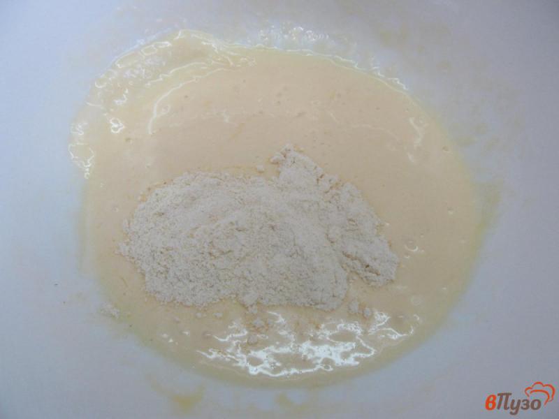 Фото приготовление рецепта: Сытный омлет со сливками шаг №2