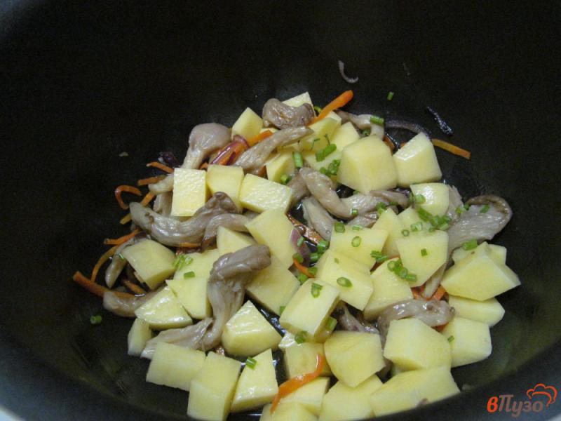 Фото приготовление рецепта: Вешенки с картошкой в мультиварке шаг №3