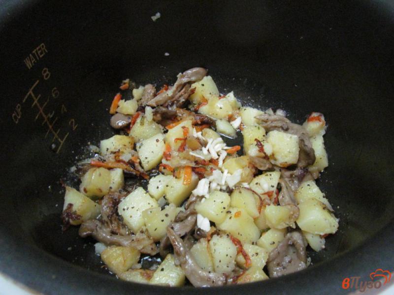 Фото приготовление рецепта: Вешенки с картошкой в мультиварке шаг №4