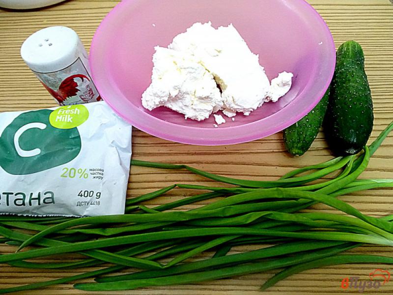 Фото приготовление рецепта: Салат из творога, огурцов и зелёного лука шаг №1