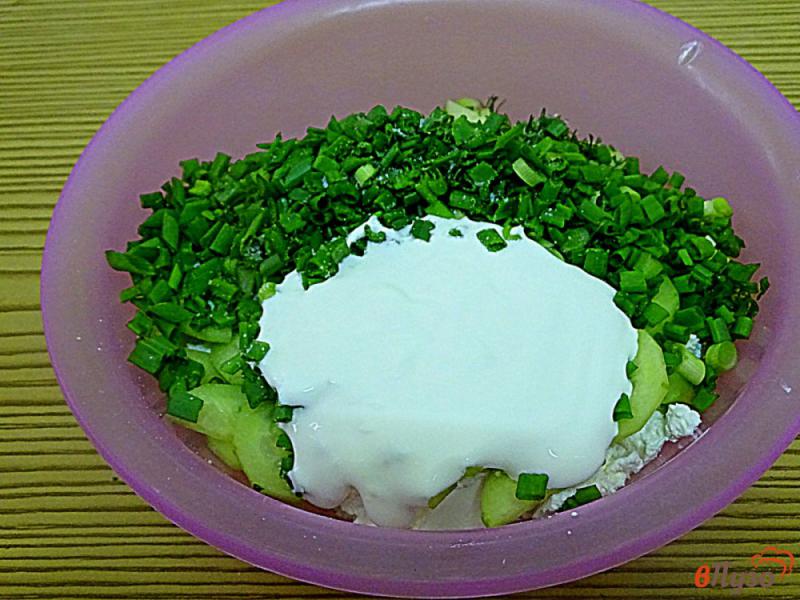 Фото приготовление рецепта: Салат из творога, огурцов и зелёного лука шаг №6