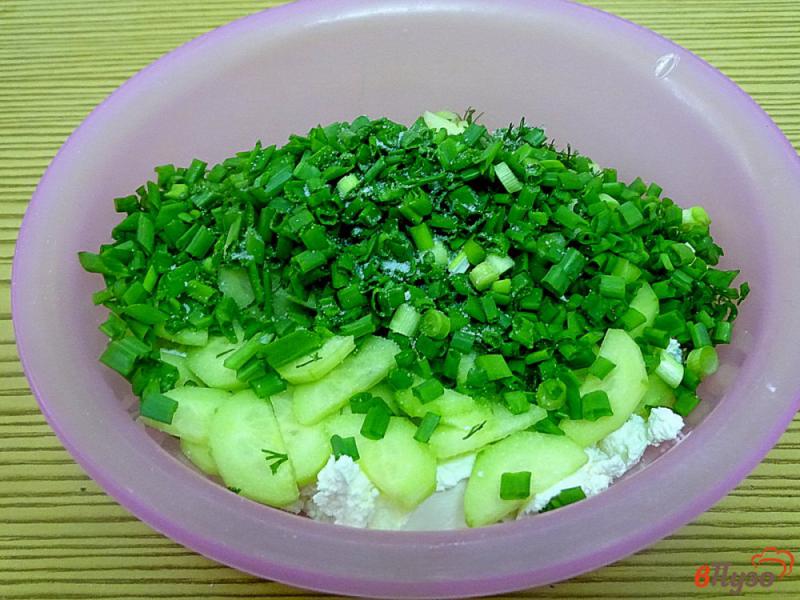 Фото приготовление рецепта: Салат из творога, огурцов и зелёного лука шаг №5