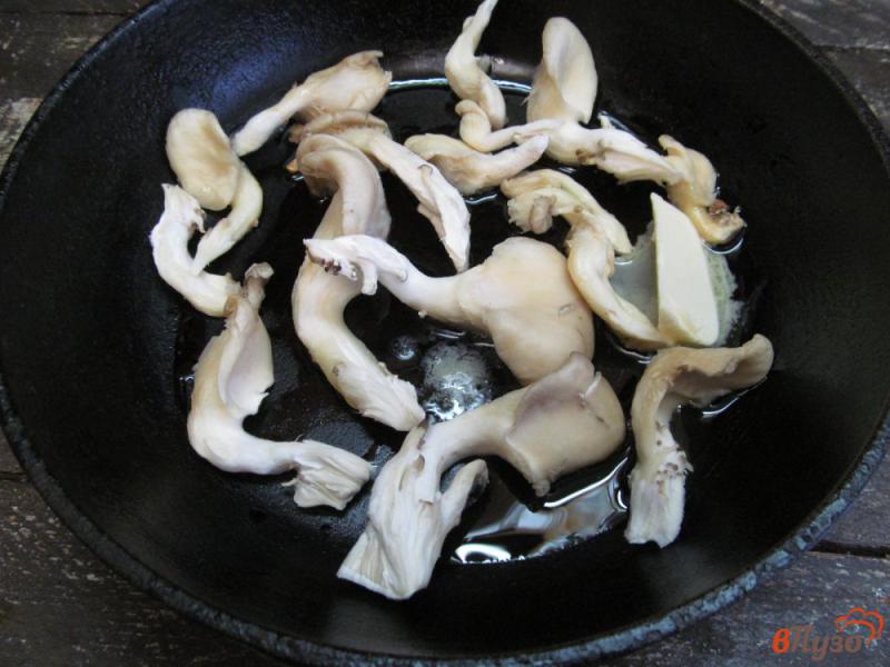 Фото приготовление рецепта: Овсянка с грибами и яйцом шаг №2