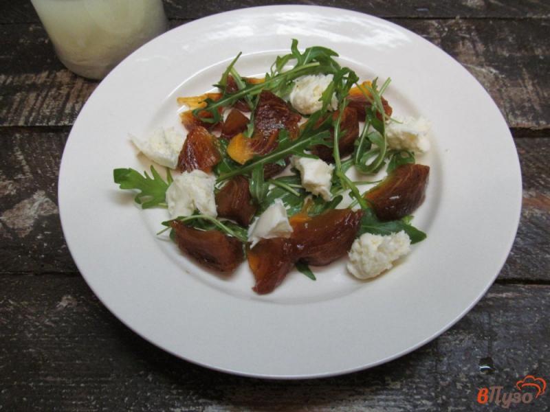Фото приготовление рецепта: Салат с хурмой и моцареллой шаг №2