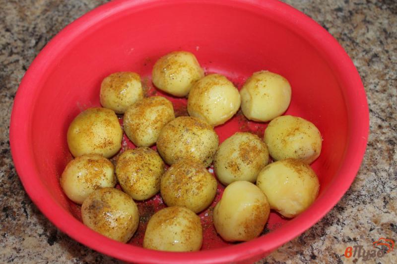 Фото приготовление рецепта: Шашлычки из картофеля с карри шаг №4