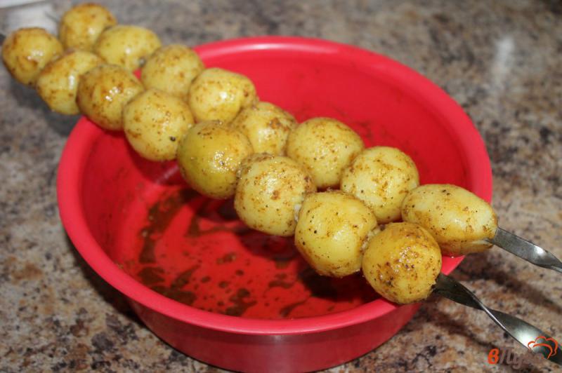 Фото приготовление рецепта: Шашлычки из картофеля с карри шаг №5