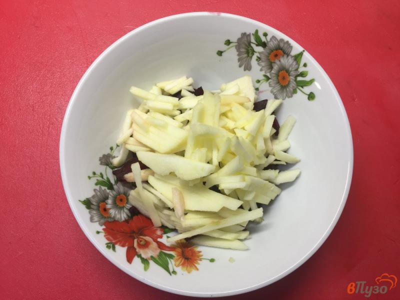 Фото приготовление рецепта: Салат из свеклы с яблоком и грецким орехом шаг №2