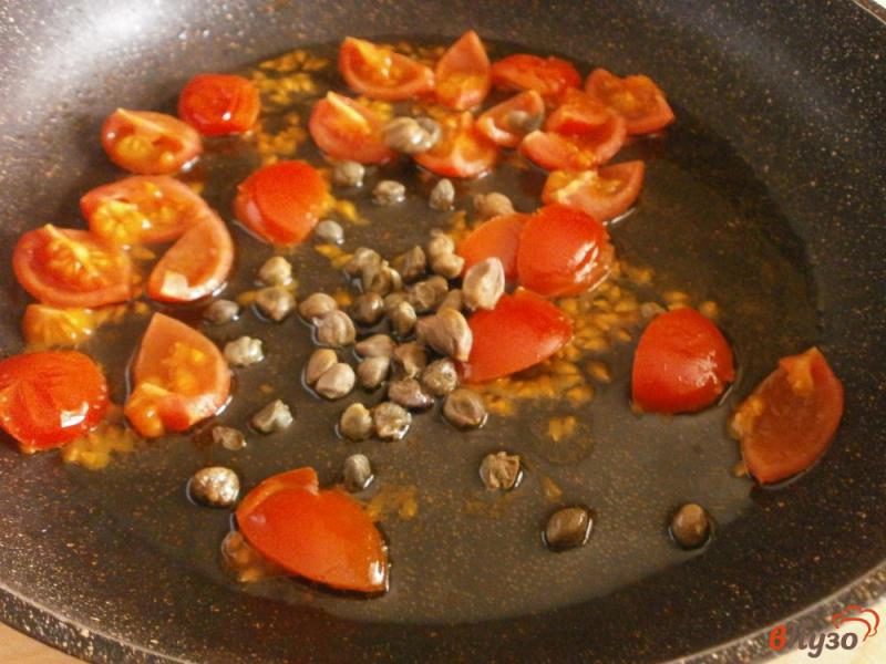 Фото приготовление рецепта: Филе дорады с помидорами черри и каперсами шаг №3