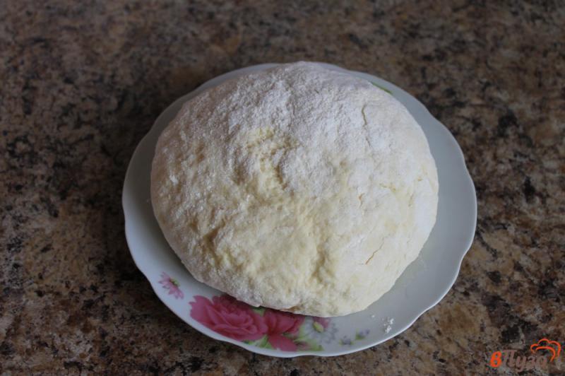 Фото приготовление рецепта: Жареные пирожки с картофелем, зеленью и сыром шаг №4