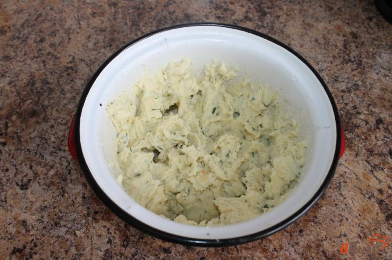 Фото приготовление рецепта: Жареные пирожки с картофелем, зеленью и сыром шаг №6