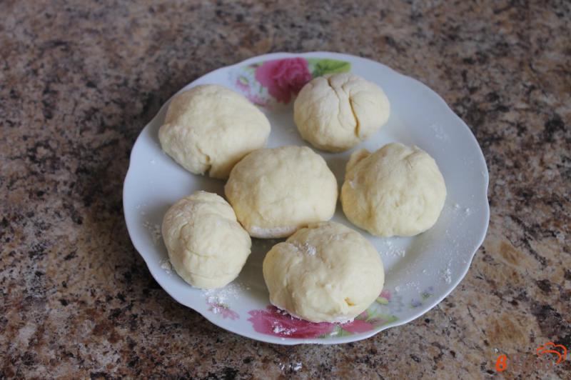 Фото приготовление рецепта: Жареные пирожки с картофелем, зеленью и сыром шаг №5