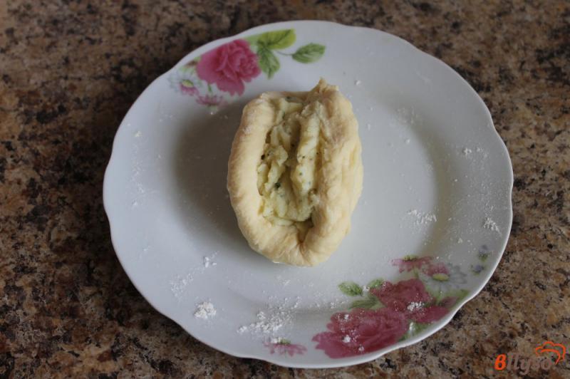 Фото приготовление рецепта: Жареные пирожки с картофелем, зеленью и сыром шаг №7