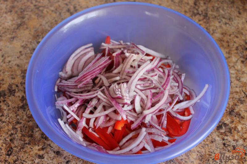 Фото приготовление рецепта: Салат из болгарского перца и свежего огурца шаг №2
