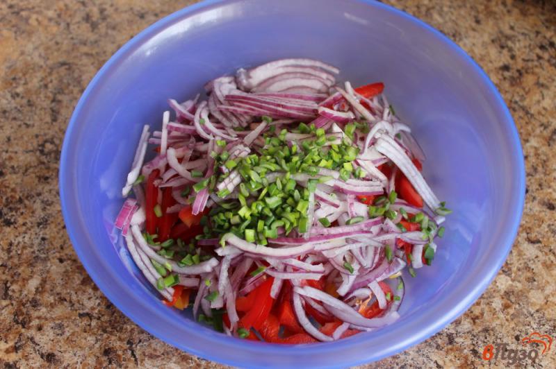 Фото приготовление рецепта: Салат из болгарского перца и свежего огурца шаг №3