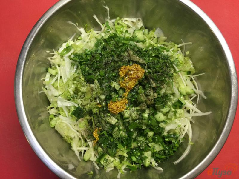 Фото приготовление рецепта: Салат из белокочанной капусты и зелени шаг №4