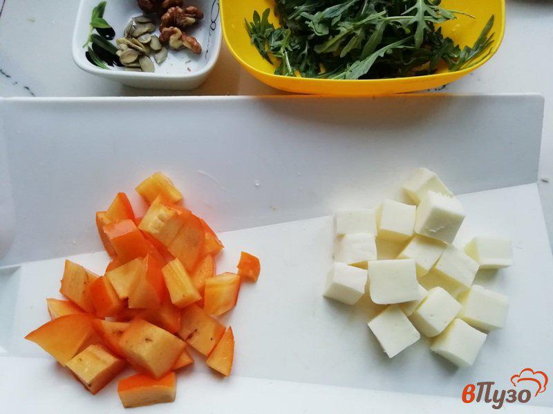 Фото приготовление рецепта: Витаминный салат с хурмой и моцареллой шаг №2