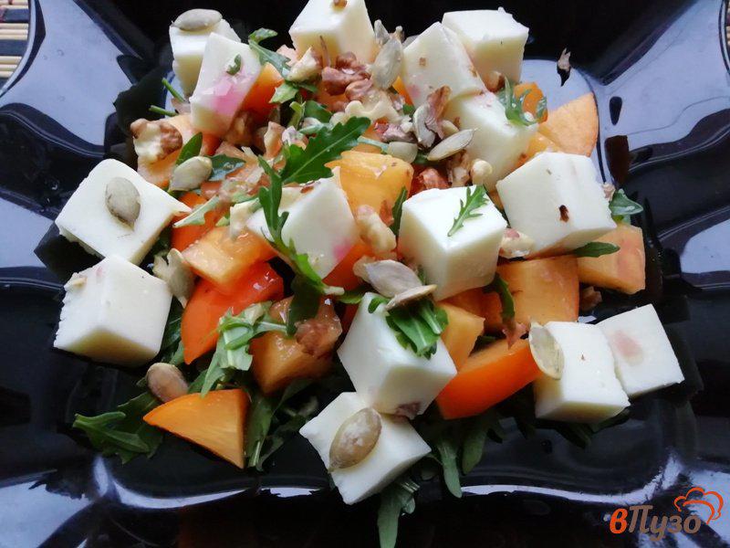 Фото приготовление рецепта: Витаминный салат с хурмой и моцареллой шаг №4