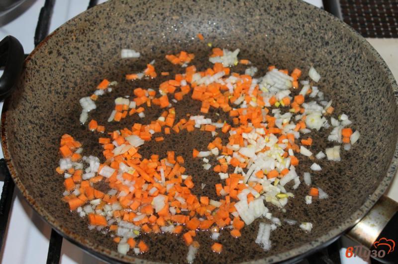 Фото приготовление рецепта: Суп с фрикадельками, цветной капустой и зеленым горошком шаг №3