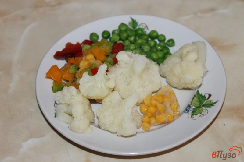 Фото приготовление рецепта: Суп с фрикадельками, цветной капустой и зеленым горошком шаг №4