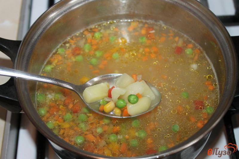 Фото приготовление рецепта: Суп с фрикадельками, цветной капустой и зеленым горошком шаг №6