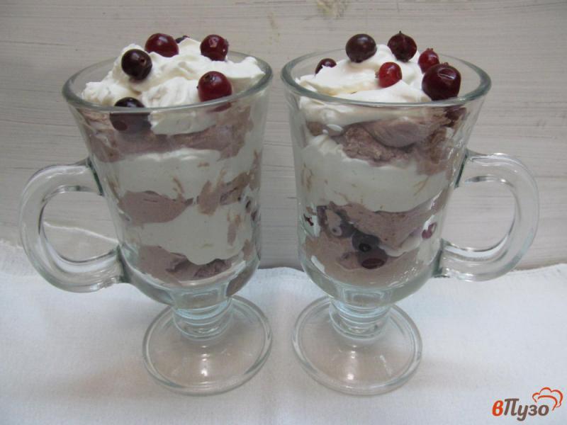 Фото приготовление рецепта: Десерт из творога с ягодами и взбитыми сливками шаг №7