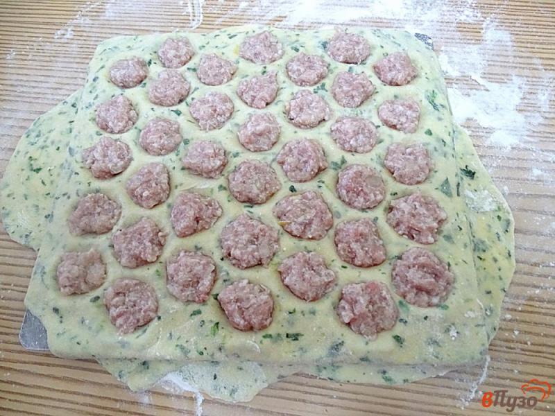 Фото приготовление рецепта: Зелёные пельмени со шпинатом и мясной начинкой шаг №7