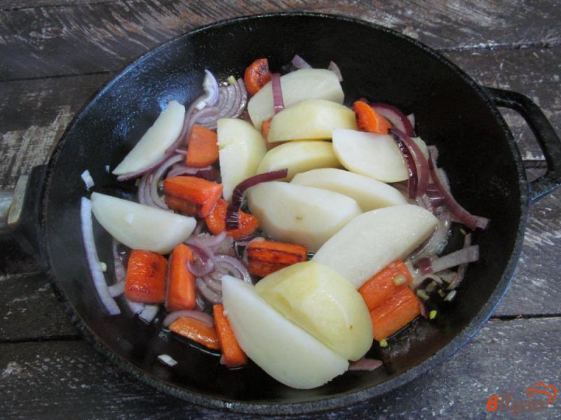 Фото приготовление рецепта: Жареные овощи с горошком шаг №4