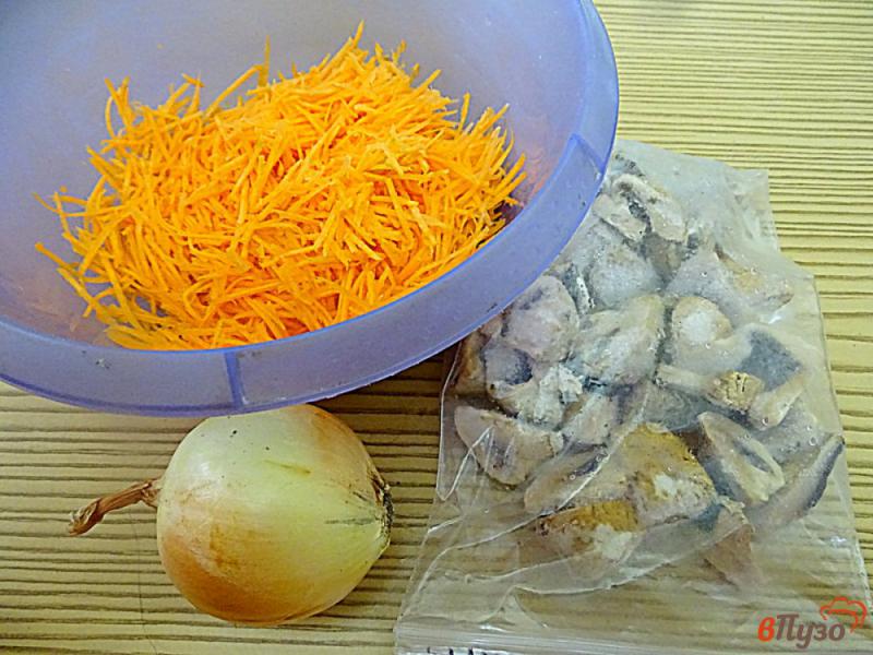 Фото приготовление рецепта: Спагетти с соевым соусом, грибами и овощами шаг №1