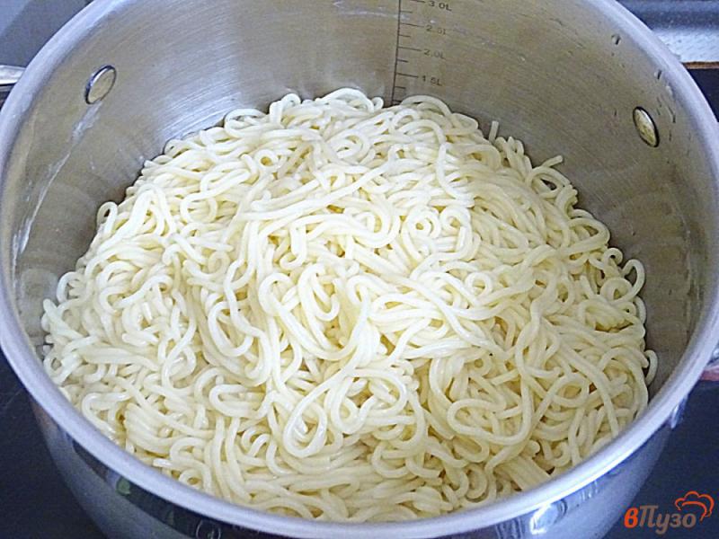 Фото приготовление рецепта: Спагетти с соевым соусом, грибами и овощами шаг №5