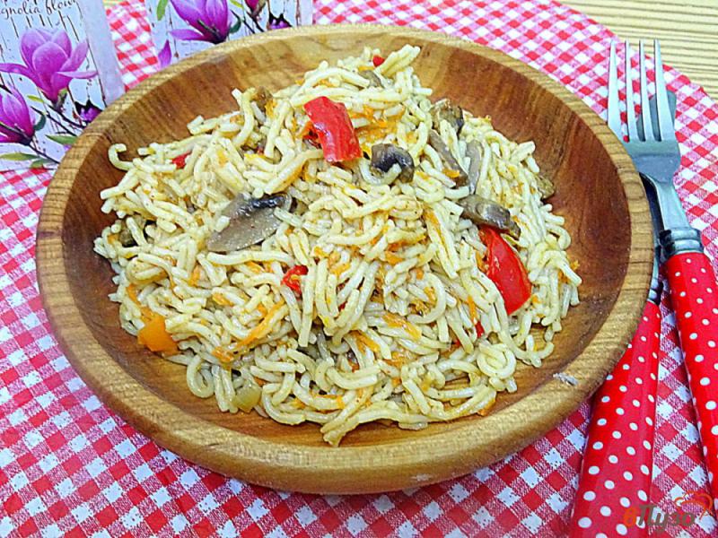 Фото приготовление рецепта: Спагетти с соевым соусом, грибами и овощами шаг №7