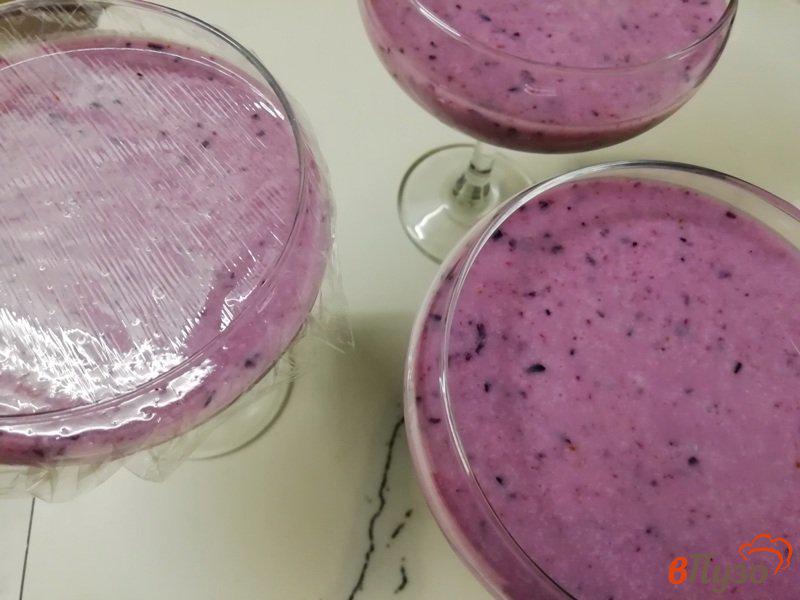 Фото приготовление рецепта: Желе с йогуртом и голубикой шаг №4