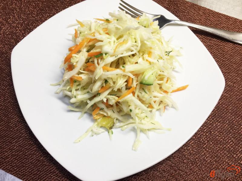 Фото приготовление рецепта: Салат из белокочанной капусты, огурца и моркови шаг №6