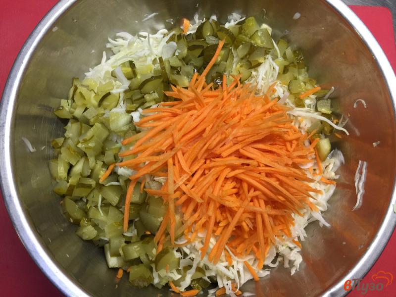 Фото приготовление рецепта: Салат из белокочанной капусты, огурца и моркови шаг №3