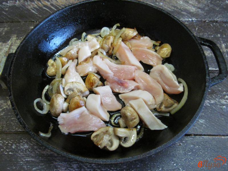 Фото приготовление рецепта: Решти с тушеными грибами и куриным филе шаг №6