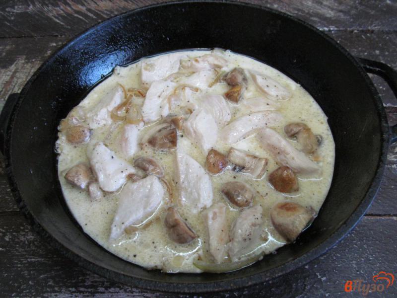 Фото приготовление рецепта: Решти с тушеными грибами и куриным филе шаг №8
