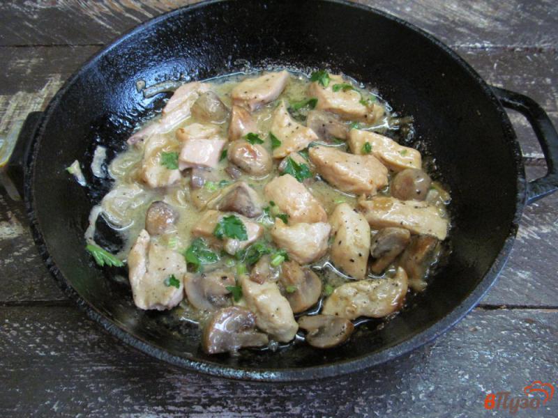 Фото приготовление рецепта: Решти с тушеными грибами и куриным филе шаг №12