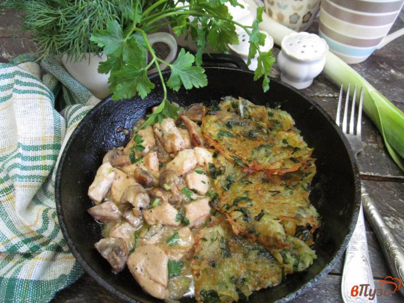 Фото приготовление рецепта: Решти с тушеными грибами и куриным филе шаг №14