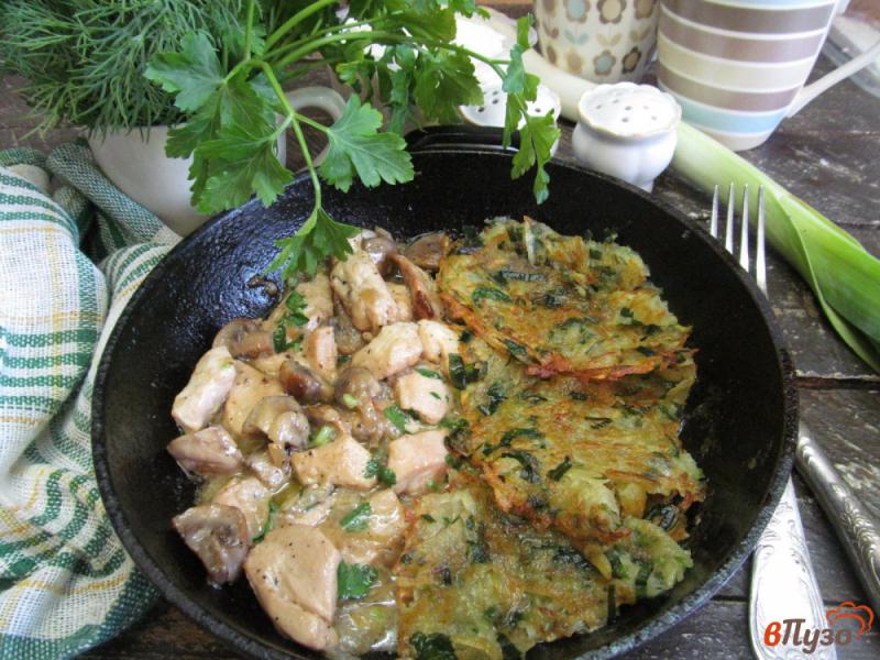Фото приготовление рецепта: Решти с тушеными грибами и куриным филе шаг №13