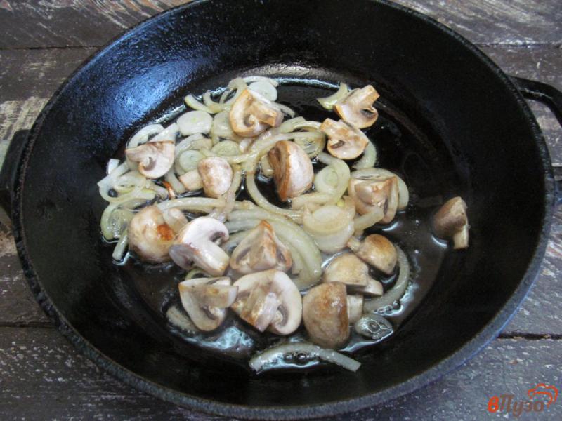 Фото приготовление рецепта: Решти с тушеными грибами и куриным филе шаг №4
