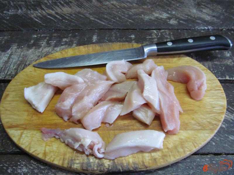 Фото приготовление рецепта: Решти с тушеными грибами и куриным филе шаг №5