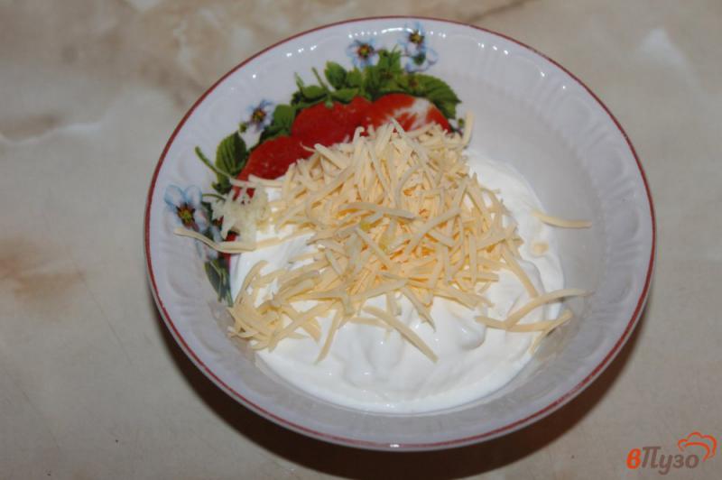 Фото приготовление рецепта: Сметанно - сырный соус с укропом шаг №2