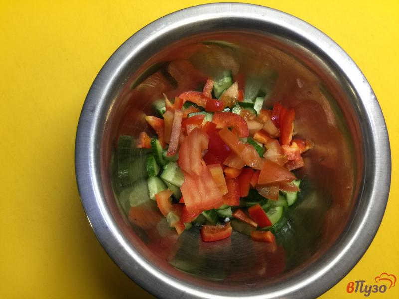 Фото приготовление рецепта: Салат из пекинской капусты с овощами и маслинами шаг №3