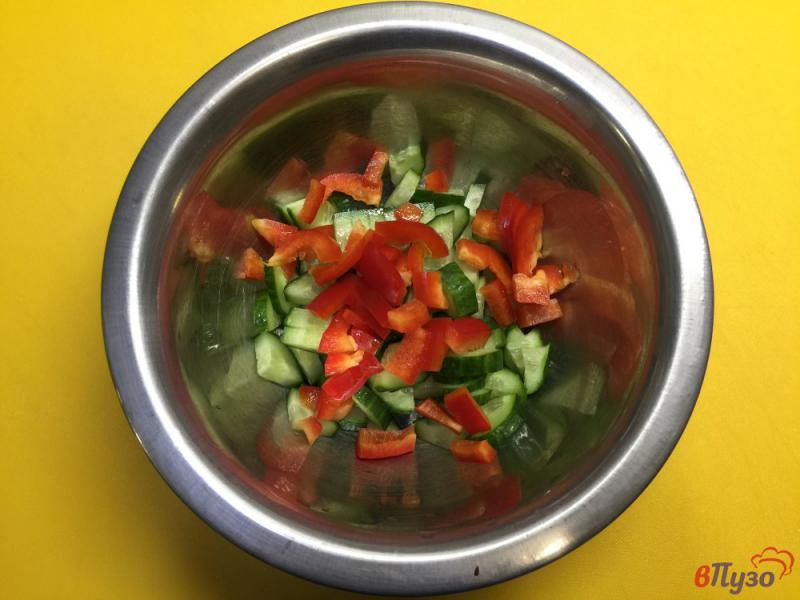 Фото приготовление рецепта: Салат из пекинской капусты с овощами и маслинами шаг №2