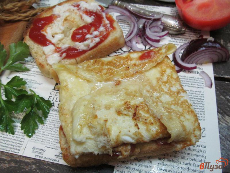 Фото приготовление рецепта: Бутерброд с фаршированным омлетом шаг №6