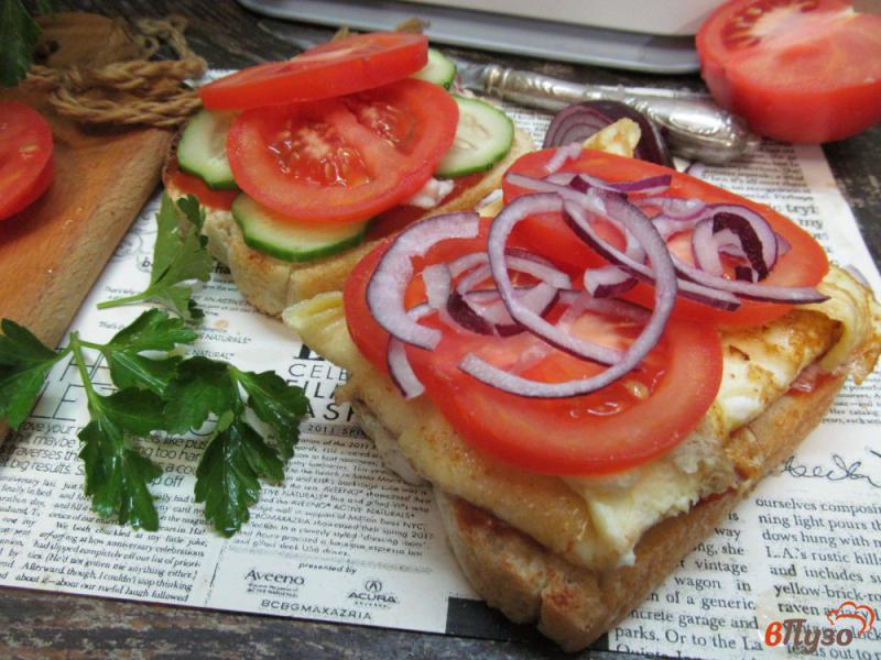 Фото приготовление рецепта: Бутерброд с фаршированным омлетом шаг №7