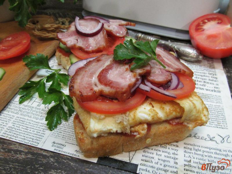 Фото приготовление рецепта: Бутерброд с фаршированным омлетом шаг №8