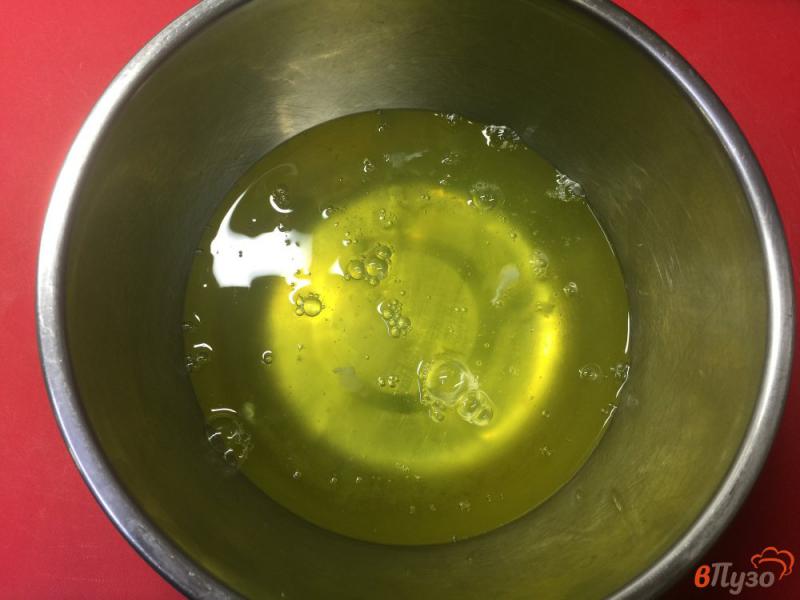 Фото приготовление рецепта: Белковый омлет с маслинами, мясом и сыром шаг №1