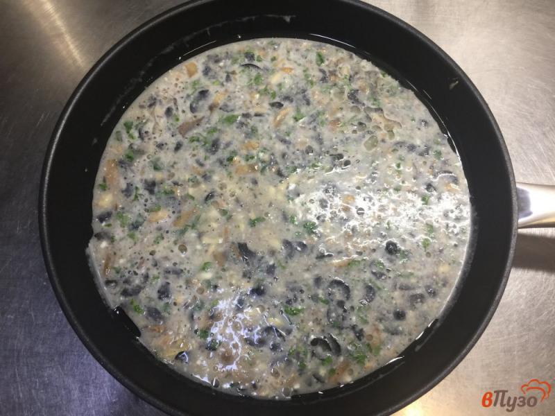 Фото приготовление рецепта: Белковый омлет с маслинами, мясом и сыром шаг №5