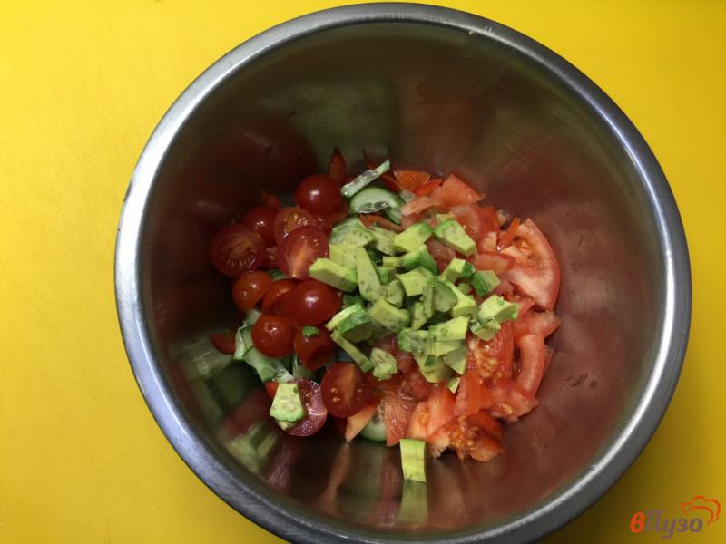 Фото приготовление рецепта: Салат из овощей с авокадо шаг №4